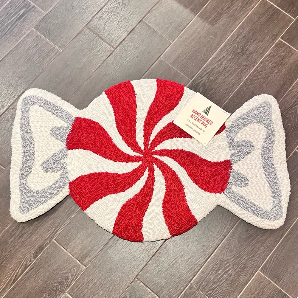 🆕- HAND HOOKED PEPPERMINT CANDY HOLIDAY ACCENT RUG. 22 in x 38 in